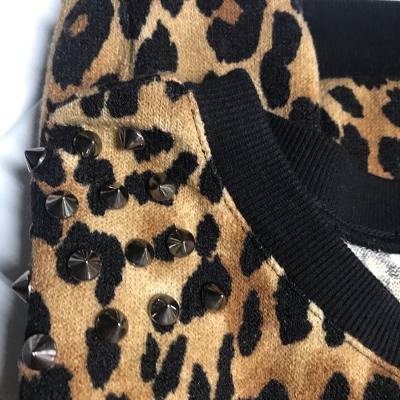 😳SALE😳F21 Animal Print Sweater w/studs. Small - Picture 4 of 5